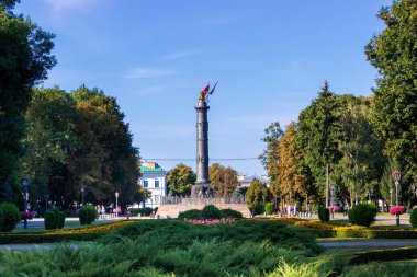 Zafer anıtıyla birlikte Poltava şehrinin merkezi yuvarlak meydanı. Ukrayna manzarası.