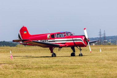 Red Yak-18T uçağı havaalanında..