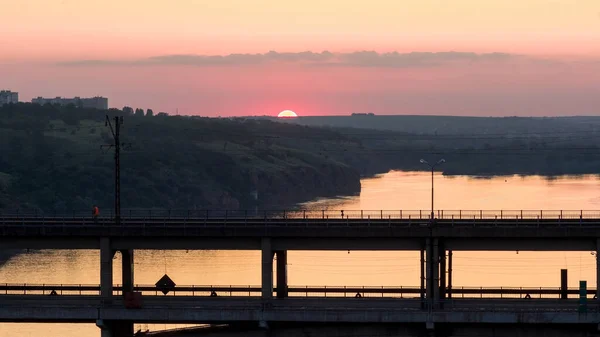 黄昏时俯瞰拱桥 乌克兰 Zaporizhia市 横跨第聂伯河的Preobrazhensky桥 — 图库照片