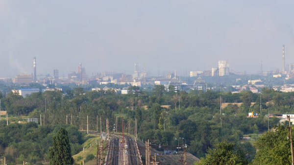Вид на промышленный город Запорожье, Украина. Выбросы смога, загрязнение воздуха. Плохая экологическая ситуация. Металлургические заводы.