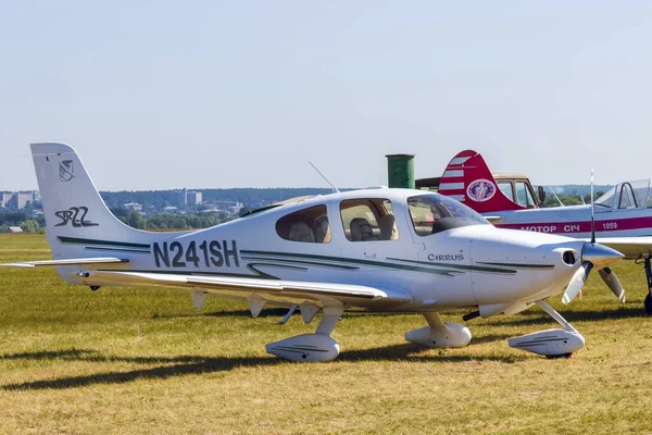 Cirrus Sr22 Enmotoriga Flygplan Flyguppvisning — Stockfoto