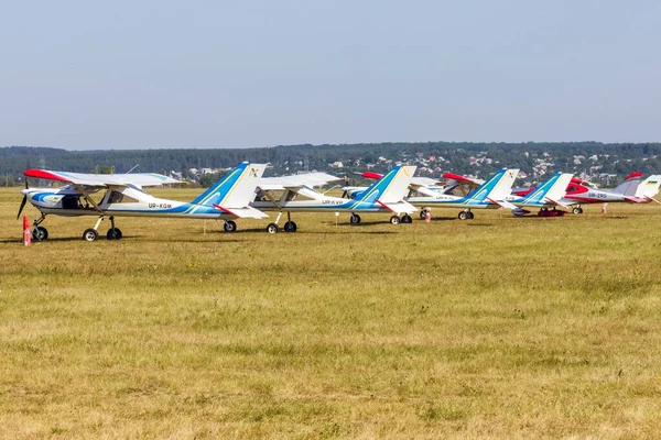 Samoloty Rzędu Lotnisku Latem — Zdjęcie stockowe