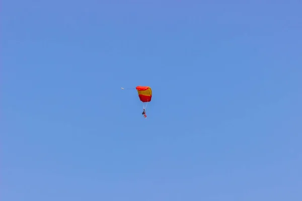 Parachutist Met Rode Parachute Blauwe Lucht — Stockfoto