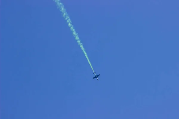 Avión Con Rastro Humo Cielo Azul Espectáculo Aéreo — Foto de Stock