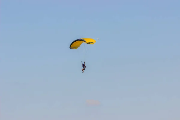 Paracadutista Con Paracadute Giallo Nel Cielo Blu — Foto Stock