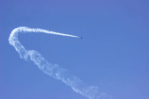 Avion Avec Une Piste Fumée Dans Ciel Bleu Spectacle Aérien — Photo