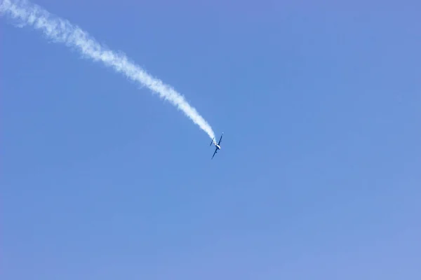 Avião Com Rasto Fumo Céu Azul Programa Aéreo — Fotografia de Stock