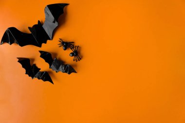 Cadılar Bayramı. Turuncu bir arka planda. Sopalı kartpostal. Kopyalama alanı.