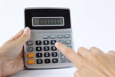 Beyaz arka planda yakın plan hesaplayıcı var. Finans, kâr, iş, para, tasarruf, muhasebe kavramı.