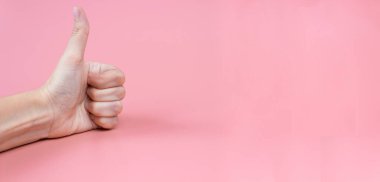 Parmak uçlarında pembe bir arka plan var. Uzayı kopyala Pankart.