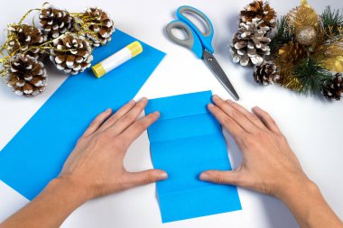 Renkli kâğıt ve kendi ellerinizle yapıştırıcıyla nasıl Noel kar tanesi yapılacağı. Diy konsepti. Adım adım kıvrak zeka. Adım 8. Diğer tarafta da aynısını yap..