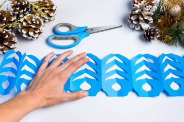 Renkli kâğıt ve kendi ellerinizle yapıştırıcıyla nasıl Noel kar tanesi yapılacağı. Diy konsepti. Adım adım kıvrak zeka. 14. adım. İki yarısı da yapıştırıcı..