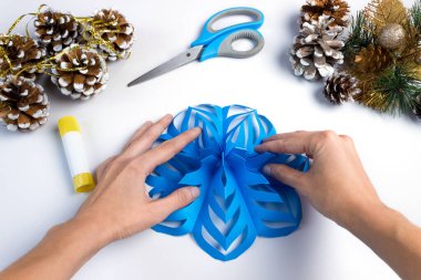 Renkli kâğıt ve kendi ellerinizle yapıştırıcıyla nasıl Noel kar tanesi yapılacağı. Diy konsepti. Adım adım kıvrak zeka. Adım 16. Çemberi bir kar tanesine dönüştür..