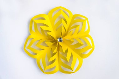 Renkli kâğıt ve kendi ellerinizle yapıştırıcıyla nasıl Noel kar tanesi yapılacağı. Diy konsepti. Adım adım kıvrak zeka. Adım 18. Kesin sonuç.