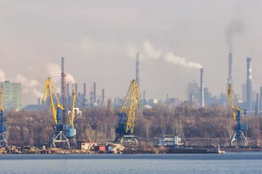 Sanayi şehri Zaporozhye, Ukrayna. Bacalardan çıkan duman salınımı, hava kirliliği. Çevresel durum kötü. Metalurji fabrikaları ve kargo limanı.