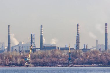 Ukrayna 'daki sanayi şehri Zaporozhye' nin manzarası. Metalurji fabrikalarının bacalarından duman salınımı. Çevre kirliliği ve küresel ısınma sorunu.