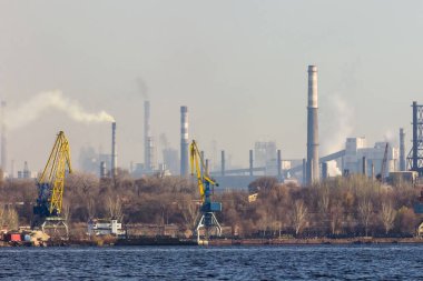 Sanayi şehri Zaporozhye, Ukrayna. Bacalardan çıkan duman salınımı, hava kirliliği. Çevresel durum kötü. Metalurji fabrikaları ve kargo limanı.