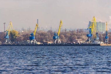 Sanayi şehri Zaporozhye, Ukrayna. Bacalardan çıkan duman salınımı, hava kirliliği. Çevresel durum kötü. Metalurji fabrikaları ve kargo limanı.
