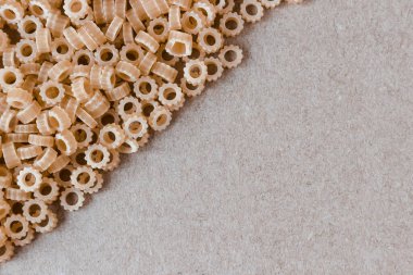 Kıvırcık makarna ile arka plan. Yukarıdan bak. Metin için boşluk.