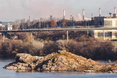 Ukrayna 'daki sanayi şehri Zaporozhye' nin manzarası. Metalurji fabrikalarının bacalarından duman salınımı. Çevre kirliliği ve küresel ısınma sorunu.