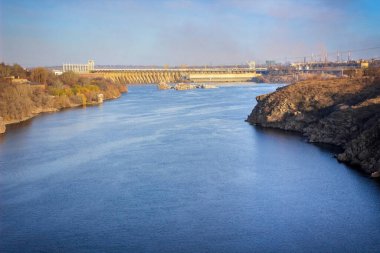 Sonbaharda güneşli bir günde Dinyeper Nehri 'nin karşısındaki hidroelektrik baraj manzarası. Zaporozhye şehri, Ukrayna. Yerel simge.