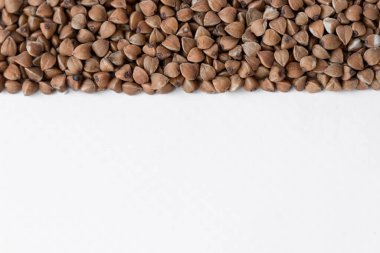 Beyaz arka planda karabuğday taneleri. Metin için boşluk.