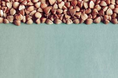 Yeşil arka planda karabuğday taneleri. Metin için boşluk.