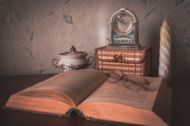 Eski bir kitap ve bir mum. 