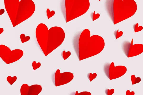 Beyaz Arka Planda Kırmızı Kalpler Deseni Sevgililer Günü Konsepti — Stok fotoğraf