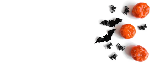 Férias Halloween Flatly Fundo Branco Abóboras Morcegos Aranhas Espaço Cópia — Fotografia de Stock