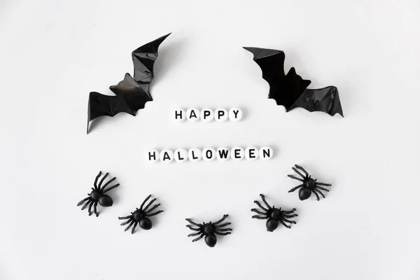 Inskriptionen Happy Halloween Platt Vit Bakgrund Fladdermöss Och Spindlar Semesterkort — Stockfoto