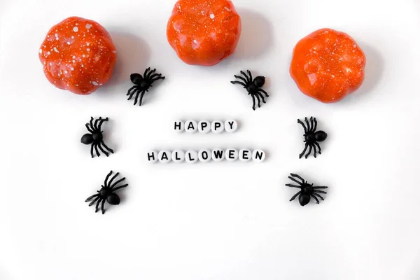 Inscriptie Gelukkige Halloween Vlak Een Witte Achtergrond Pompoenen Spinnen Vakantiekaart — Stockfoto