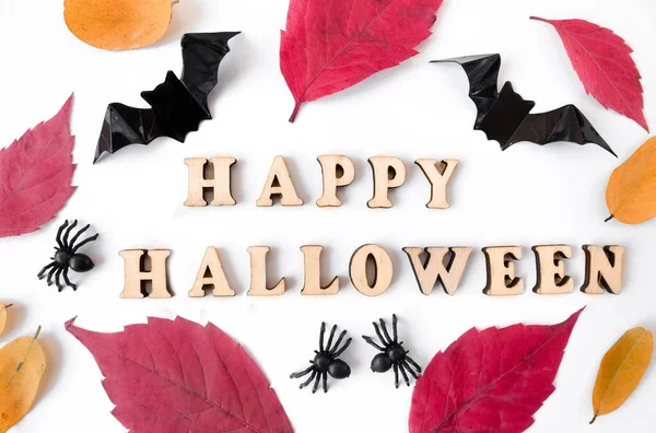 Boldog Halloweent Felirat Fehér Alapon Pókokkal Denevérekkel Őszi Levelekkel — Stock Fotó