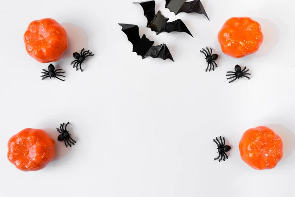 Halloween Vakantie Vlak Een Witte Achtergrond Pompoenen Vleermuizen Spinnen Kopieerruimte — Stockfoto