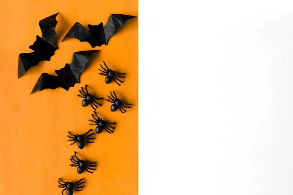 Férias Halloween Flatly Baackground Branco Laranja Morcegos Aranhas Espaço Cópia — Fotografia de Stock