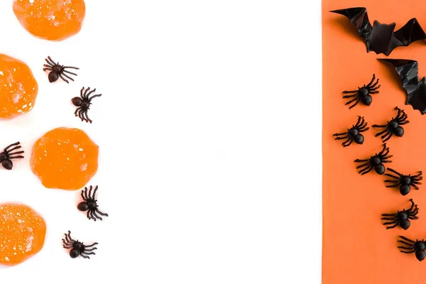 Halloween Vakantie Vlak Een Witte Oranje Baackground Vleermuizen Spinnen Kopieerruimte — Stockfoto