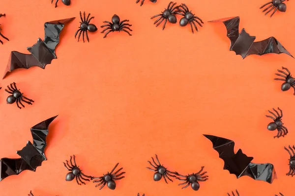 Halloween Semester Platt Orange Bakgrund Fladdermöss Och Spindlar Kopieringsutrymme Vykort — Stockfoto