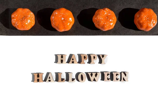 Gelukkige Halloween Inscriptie Vlak Een Zwart Witte Achtergrond Kopieerruimte Pompoenen — Stockfoto
