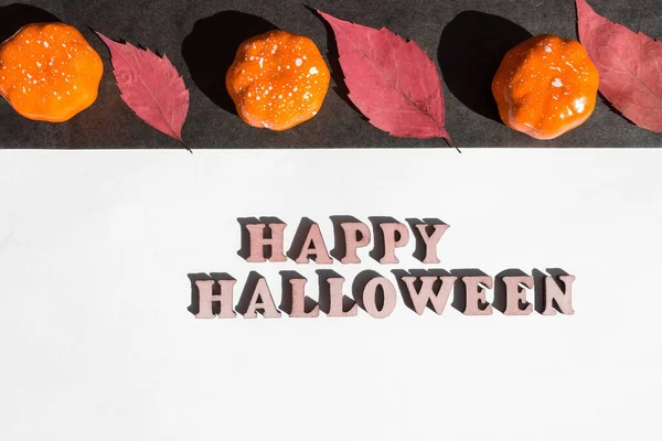 Glad Halloween Inskription Flatly Svart Och Vit Bakgrund Kopieringsutrymme Gula — Stockfoto