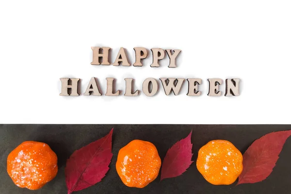 Happy Halloween Inschrift Flach Auf Einem Schwarz Weißen Hintergrund Kopierraum — Stockfoto