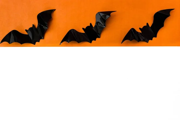Halloween Vakantie Vlak Een Oranje Witte Achtergrond Kopieerruimte Vleermuizen Een — Stockfoto