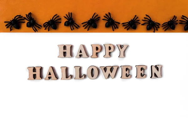 Gelukkige Halloween Inscriptie Vlak Een Oranje Witte Achtergrond Kopieerruimte Spinnen — Stockfoto