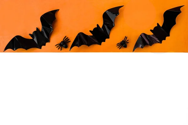 Férias Halloween Flatly Fundo Laranja Branco Espaço Cópia Morcegos Aranhas — Fotografia de Stock