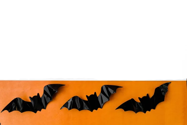 Férias Halloween Flatly Fundo Laranja Branco Espaço Cópia Morcegos Seguidos — Fotografia de Stock