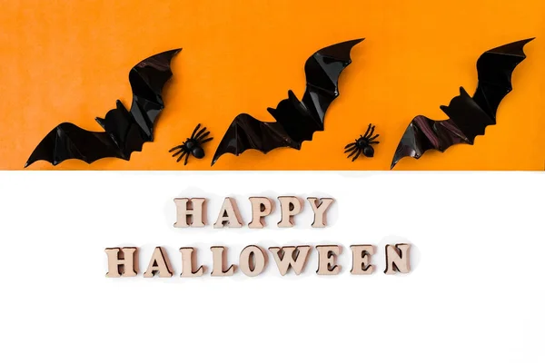 Gelukkige Halloween Inscriptie Vlak Een Oranje Witte Achtergrond Kopieerruimte Vleermuizen — Stockfoto