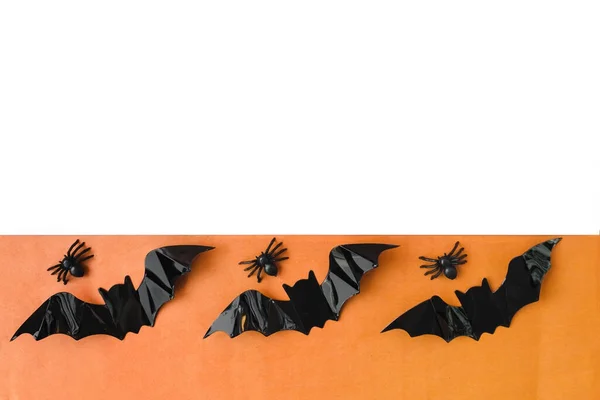 Święta Halloween Płasko Pomarańczowo Białym Tle Przestrzeń Kopiowania Nietoperze Pająki — Zdjęcie stockowe