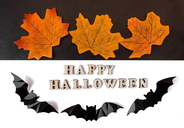 Boldog Halloweeni Feliratot Feketén Fehéren Sárga Levelek Denevérek — Stock Fotó