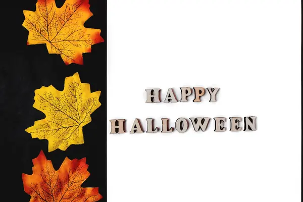 Boldog Halloweeni Feliratot Feketén Fehéren Sárga Levelek Egymás Után — Stock Fotó