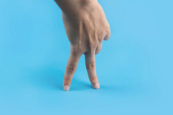 Женские Пальцы Идущие Синем Фоне — стоковое фото