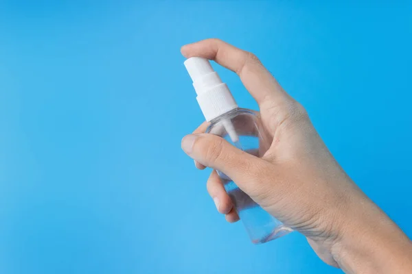 Mão Uma Mulher Com Séptico Fundo Azul Close Conceito Higiene — Fotografia de Stock